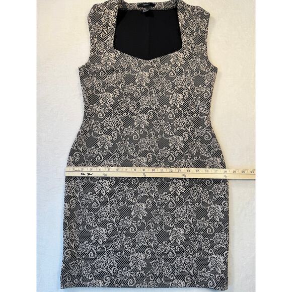Forever 21 Black and White Body Con Dress Rose Print Sweatheart Neckline M - Picture 11 of 12